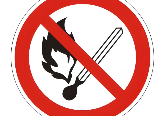 Знак запрещающий "Запрещается пользоваться открытым огнем и курить", круг, диаметр 200 мм, самоклейка, 610002/Р 02